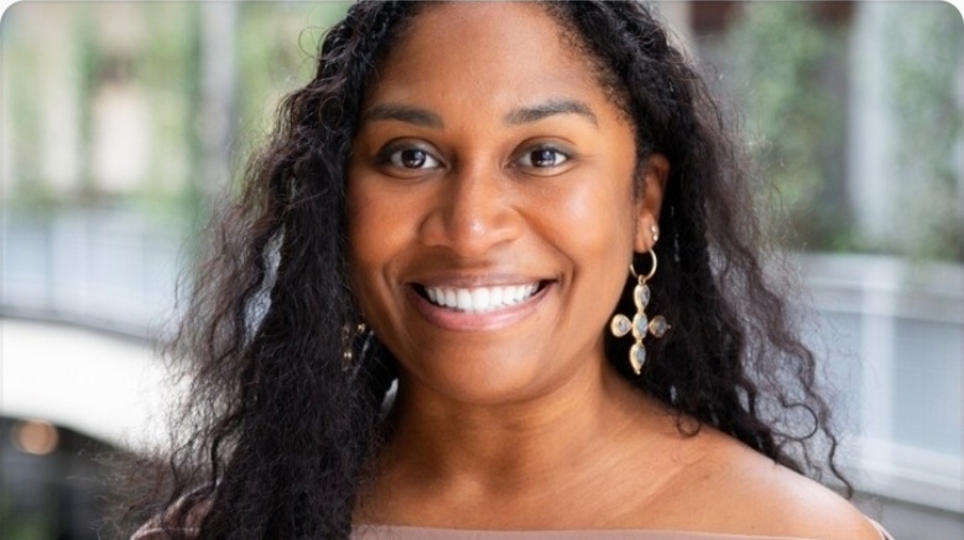 Ashelea, founder of Rezoome, smiling headshot